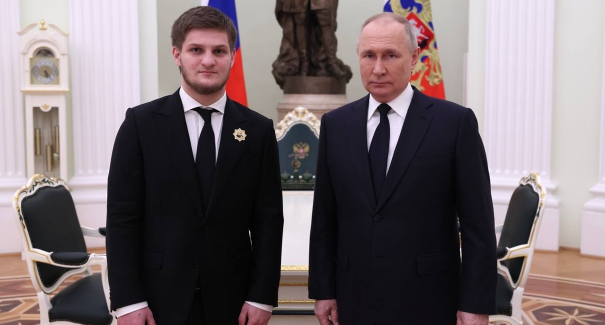 Ахмат Кадыров и Владимир Путин. Фото из телеграм-канала Рамзана Кадырова https://t.me/RKadyrov_95/3410 Ахмат Кадыров и Владимир Путин. Фото из телеграм-канала Рамзана Кадырова https://t.me/RKadyrov_95/3410