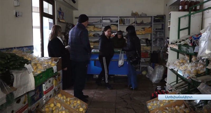 Покупатели в одном из магазинов Нагорного Карабаха. Стоп-кадр из видео https://www.youtube.com/watch?v=HrPIxHg38LU&t=5s Покупатели в одном из магазинов Нагорного Карабаха. Стоп-кадр из видео https://www.youtube.com/watch?v=HrPIxHg38LU&t=5s