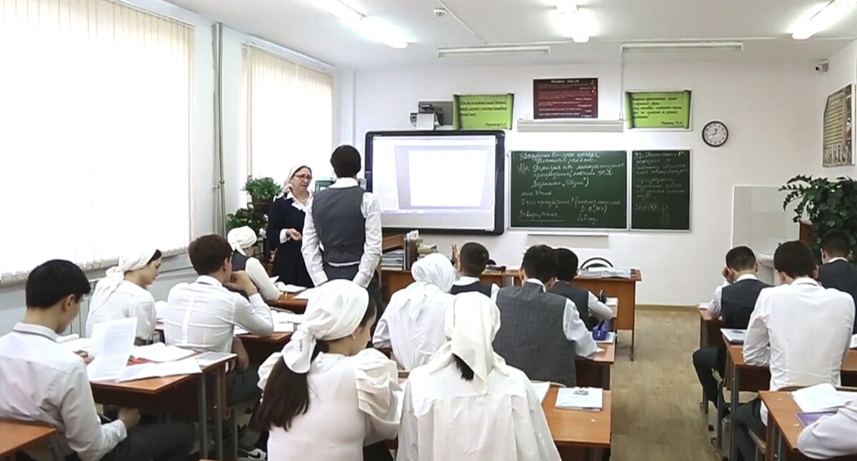 Ученики в чеченской школе. Кадр видео Чечня Сегодня https://www.youtube.com/watch?v=iRUX2WWMY3E Ученики в чеченской школе. Кадр видео Чечня Сегодня https://www.youtube.com/watch?v=iRUX2WWMY3E