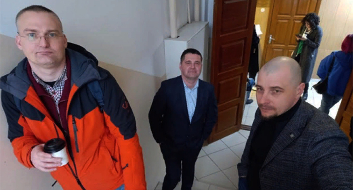 Михаил Беньяш* (слева) с группой поддержки в суде. Фото Анны Калашниковой для "Кавказского узла", * включен Минюстом в реестр иностранных агентов. Михаил Беньяш* (слева) с группой поддержки в суде. Фото Анны Калашниковой для "Кавказского узла", * включен Минюстом в реестр иностранных агентов.