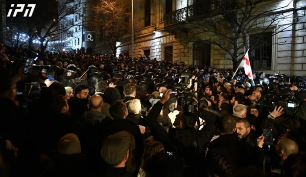Столкновения у парламента Грузии. Фото: https://www.eurointegration.com.ua/rus/news/2023/03/7/7157515/ Столкновения у парламента Грузии. Фото: https://www.eurointegration.com.ua/rus/news/2023/03/7/7157515/