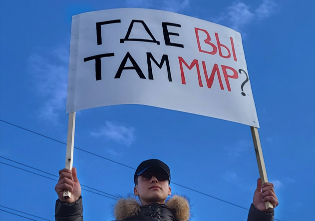 Участник акции протеста у здания аэропорта Степанакерта. Фото Алвард Григорян для "Кавказского узла". Участник акции протеста у здания аэропорта Степанакерта. Фото Алвард Григорян для "Кавказского узла".
