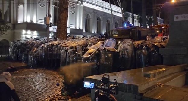 Полиция на проспекте Руставели, стоп-кадр видео https://vk.com/video-212783184_456239456 Полиция на проспекте Руставели, стоп-кадр видео https://vk.com/video-212783184_456239456