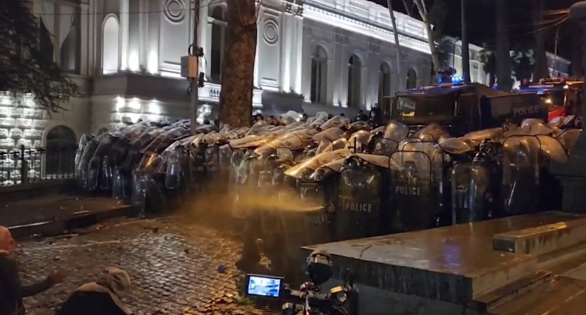 Полицейские пресекают акцию протеста в Тбилиси. 7 марта 2023 года. Кадр видео https://vk.com/video-212783184_456239456 Полицейские пресекают акцию протеста в Тбилиси. 7 марта 2023 года. Кадр видео https://vk.com/video-212783184_456239456