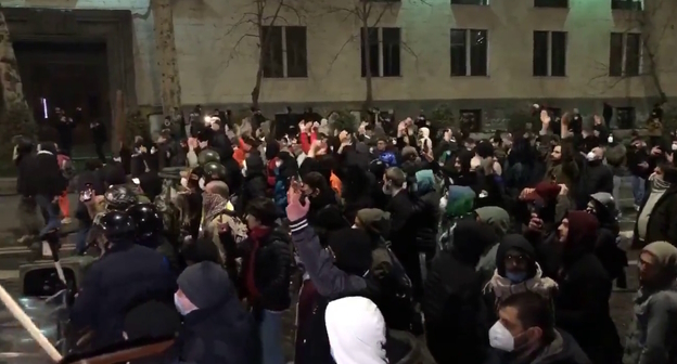 Протестующие на проспекте Руставели, стоп-кадр видео https://t.me/smirusnews/29585 Протестующие на проспекте Руставели, стоп-кадр видео https://t.me/smirusnews/29585