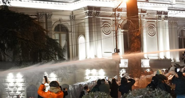 Активисты возле здания парламента Грузии во время митинга 8 марта 2023 года. Фото: https://ru.krymr.com Активисты возле здания парламента Грузии во время митинга 8 марта 2023 года. Фото: https://ru.krymr.com