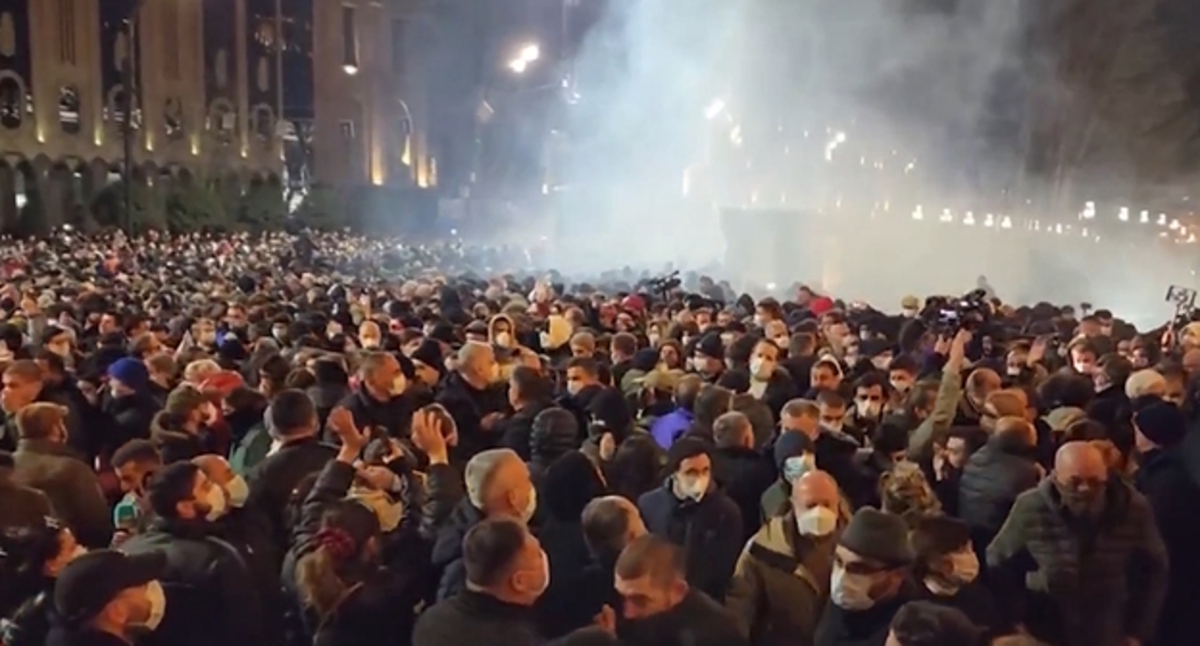 Участники акции протеста в Тбилиси. Кадр видео https://vk.com/video-212783184_456239456 Участники акции протеста в Тбилиси. Кадр видео https://vk.com/video-212783184_456239456