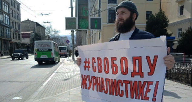 Идрис Юсупов в одиночном пикете. Махачкала, 13 марта 2023 г. Скриншот https://t.me/chernovik/47570 Идрис Юсупов в одиночном пикете. Махачкала, 13 марта 2023 г. Скриншот https://t.me/chernovik/47570
