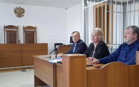 Валерий Карданов (слева) и его адвокаты в зале суда. Фото Людмилы Маратовой для "Кавказского узла". Валерий Карданов (слева) и его адвокаты в зале суда. Фото Людмилы Маратовой для "Кавказского узла".