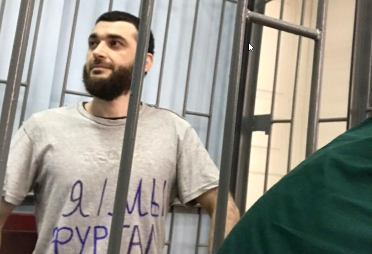 Абдулмумин Гаджиев в зале суда. Махачкала, Дагестан. Фото: Руслан Алибековhttps://cpj.org/ru Абдулмумин Гаджиев в зале суда. Махачкала, Дагестан. Фото: Руслан Алибековhttps://cpj.org/ru