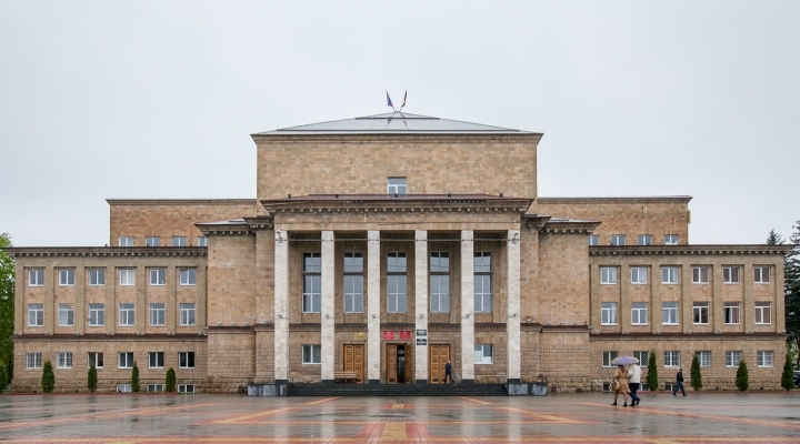 Администрация Карачаевска. Фото: пресс-служба администрации Карачаевского округа http://karachaevsk.info/news/6-noyabrya-na-centralnoj-ploshhadi-g-karachaevska-sostoitsya-den-goroda.html Администрация Карачаевска. Фото: пресс-служба администрации Карачаевского округа http://karachaevsk.info/news/6-noyabrya-na-centralnoj-ploshhadi-g-karachaevska-sostoitsya-den-goroda.html