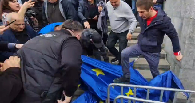 Акция у парламента Грузии. Скриншот видео https://t.me/NGnewsgeorgia/5974 Акция у парламента Грузии. Скриншот видео https://t.me/NGnewsgeorgia/5974
