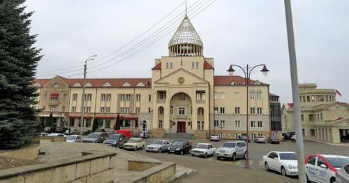 Здание Национального собрания Нагорного Карабаха в Степанакерте. Фото Алвард Григорян для "Кавказского узла" Здание Национального собрания Нагорного Карабаха в Степанакерте. Фото Алвард Григорян для "Кавказского узла"