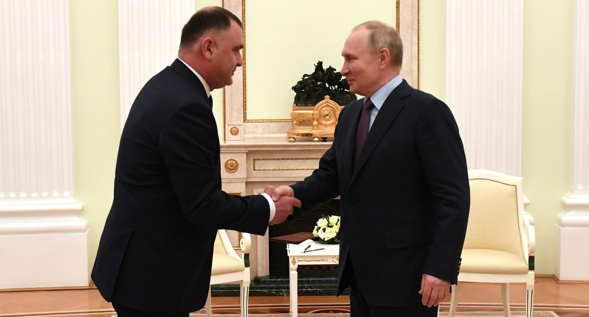 Президент Южной Осетии Алан Гаглоев на первой встрече с Владимиром Путиным. 16 марта 2023 года. Фото: пресс-служба Кремля http://www.kremlin.ru/events/president/news/70691 Президент Южной Осетии Алан Гаглоев на первой встрече с Владимиром Путиным. 16 марта 2023 года. Фото: пресс-служба Кремля http://www.kremlin.ru/events/president/news/70691