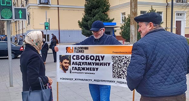 Магомед Магомедов в одиночном пикете общается с прохожими. Махачкала, 20 марта 2023 г. Фото корреспондента "Кавказского узла" Магомед Магомедов в одиночном пикете общается с прохожими. Махачкала, 20 марта 2023 г. Фото корреспондента "Кавказского узла"
