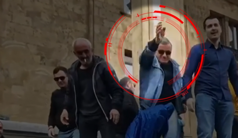 Мамука Андуладзе на акции в Тбилиси, скриншот видео телекомпании "Пирвели". Мамука Андуладзе на акции в Тбилиси, скриншот видео телекомпании "Пирвели".