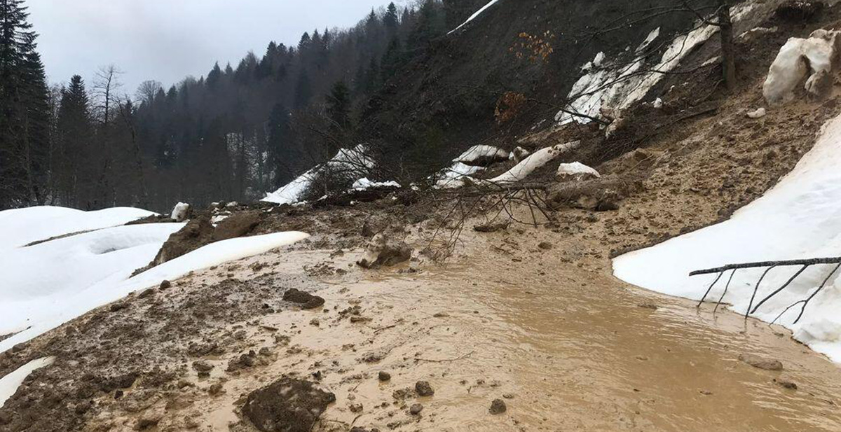 Село Коз в Южной Осетии заблокировано после схода селя. Фото: https://cominf.org/node/1166548823 Село Коз в Южной Осетии заблокировано после схода селя. Фото: https://cominf.org/node/1166548823