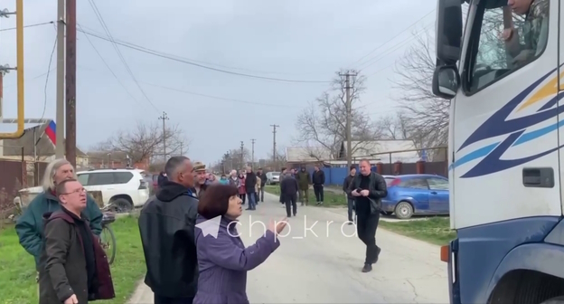 Жители Полтавской перекрыли дорогу через станицу. Стоп-кадр видео https://t.me/stplt/899 Жители Полтавской перекрыли дорогу через станицу. Стоп-кадр видео https://t.me/stplt/899