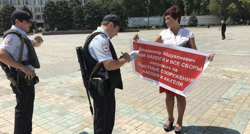 Лариса Бачиева во время одиночного пикета. Махачкала, 19 июля 2019 года. Фото Патимат Махмудовой для "Кавказского узла" Лариса Бачиева во время одиночного пикета. Махачкала, 19 июля 2019 года. Фото Патимат Махмудовой для "Кавказского узла"