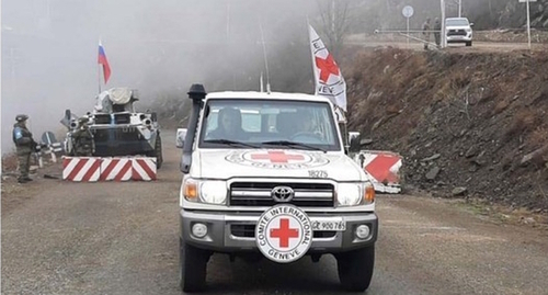 Автомобиль Красного Креста в Лачинском коридоре. Фото: https://report.az/ Автомобиль Красного Креста в Лачинском коридоре. Фото: https://report.az/