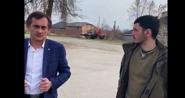 Студент и его адвокат (слева). Малгобекский район Ингушетии. Скриншот видео https://t.me/magnum_RI/7372 Студент и его адвокат (слева). Малгобекский район Ингушетии. Скриншот видео https://t.me/magnum_RI/7372