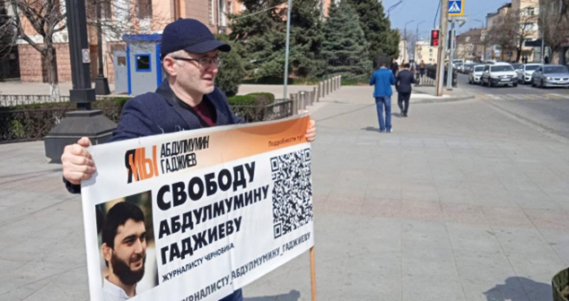 Магомед Магомедов в одиночном пикете. Махачкала, 27 марта 2023 г. Скриншот https://t.me/chernovik/48513 Магомед Магомедов в одиночном пикете. Махачкала, 27 марта 2023 г. Скриншот https://t.me/chernovik/48513