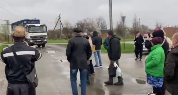 Жители Полтавской перекрыли дорогу мусоровозам, стоп-кадр видео https://t.me/stplt/915 Жители Полтавской перекрыли дорогу мусоровозам, стоп-кадр видео https://t.me/stplt/915
