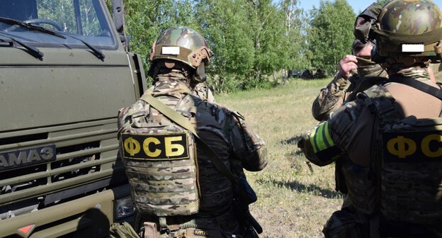 Сотрудники ФСБ. Фото: информационный центр НАК http://nac.gov.ru/antiterroristicheskie-ucheniya/operativnym-shtabom-v-chelyabinskoy-oblasti-2.html#&gid=1&pid=6 Сотрудники ФСБ. Фото: информационный центр НАК http://nac.gov.ru/antiterroristicheskie-ucheniya/operativnym-shtabom-v-chelyabinskoy-oblasti-2.html#&gid=1&pid=6