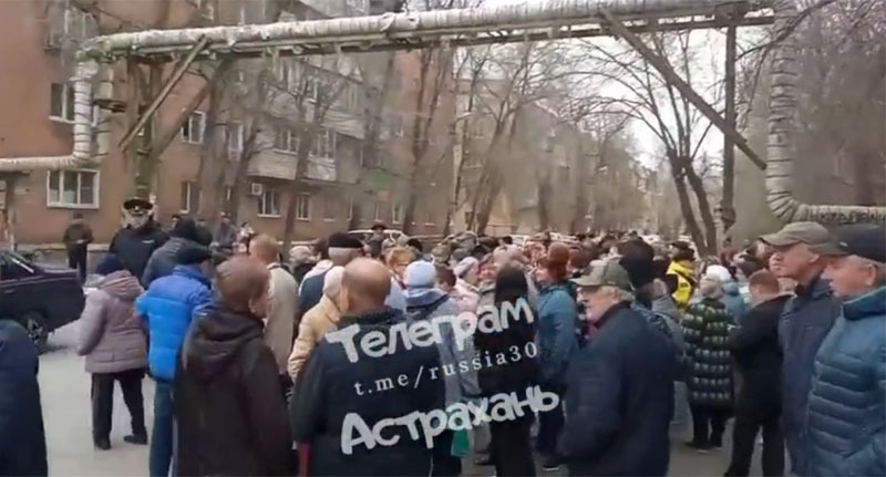 Митинг в Астрахани против бездомных собак. Стопкадр из видео https://vk.com/wall-54825165_832277 Митинг в Астрахани против бездомных собак. Стопкадр из видео https://vk.com/wall-54825165_832277