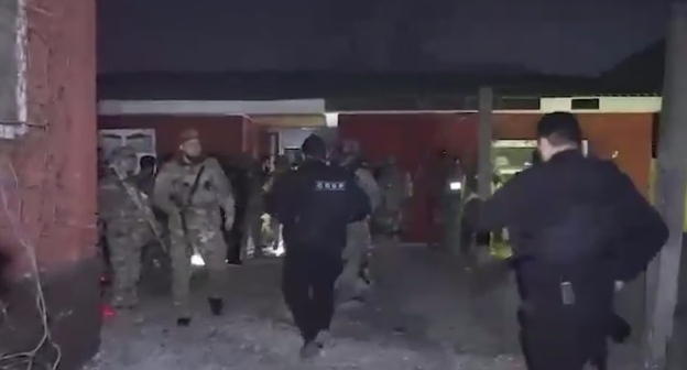 Силовики во дворе дома Эльхаджиевых. Кадр телесюжета ЧГТРК "Грозный" https://t.me/groznytv/16431 Силовики во дворе дома Эльхаджиевых. Кадр телесюжета ЧГТРК "Грозный" https://t.me/groznytv/16431