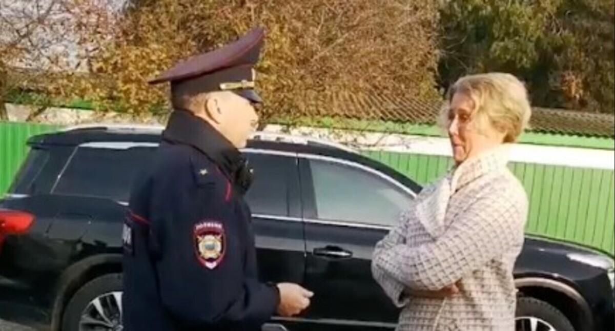 Полицейский беседует с Натальей Гаряевой. 16 ноября 2022 года. Фото Вадима Мотовилова, предоставлено "Кавказскому узлу" автором. Полицейский беседует с Натальей Гаряевой. 16 ноября 2022 года. Фото Вадима Мотовилова, предоставлено "Кавказскому узлу" автором.