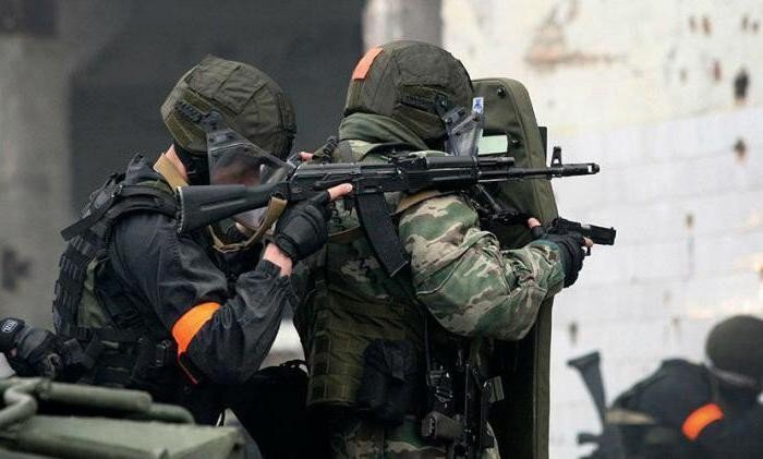 Сотрудники силовых структур. Фото: https://gazetaingush.ru/news/v-nazrani-otmenen-rezhim-kto Сотрудники силовых структур. Фото: https://gazetaingush.ru/news/v-nazrani-otmenen-rezhim-kto