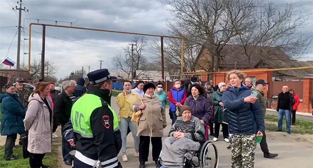 Жители станицы Полтавская заблокировали улицу Тельмана. Фото Натальи Гаряевой для "Кавказского узла" Жители станицы Полтавская заблокировали улицу Тельмана. Фото Натальи Гаряевой для "Кавказского узла"