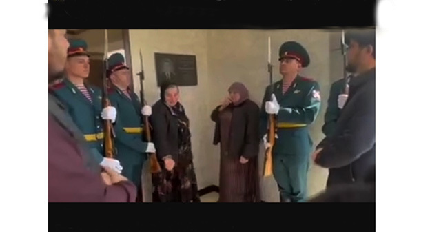 Открытие мемориальной доски Исе Дудуркаеву. Скриншот видео https://vk.com/wall-203298051_1053 Открытие мемориальной доски Исе Дудуркаеву. Скриншот видео https://vk.com/wall-203298051_1053