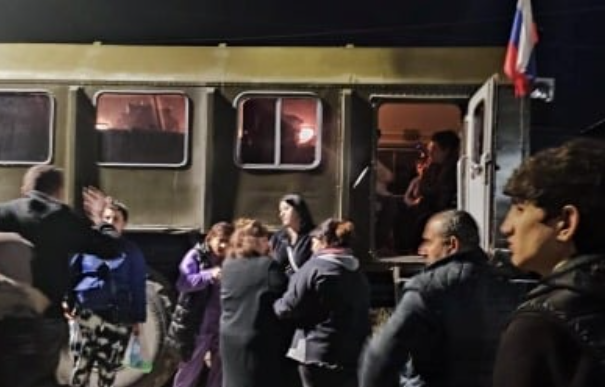 Жители Нагорного Карабаха у автобуса. Фото с сайта News.Am, https://news.am/rus/news/753300.html. Жители Нагорного Карабаха у автобуса. Фото с сайта News.Am, https://news.am/rus/news/753300.html.