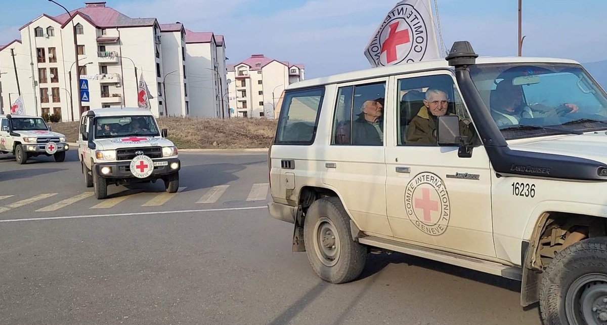 Жители Нагорного Карабаха в автомобилях Международного комитета Красного Креста. 1 февраля 2023 года. Фото Алвард Григорян для "Кавказского узла". Жители Нагорного Карабаха в автомобилях Международного комитета Красного Креста. 1 февраля 2023 года. Фото Алвард Григорян для "Кавказского узла".
