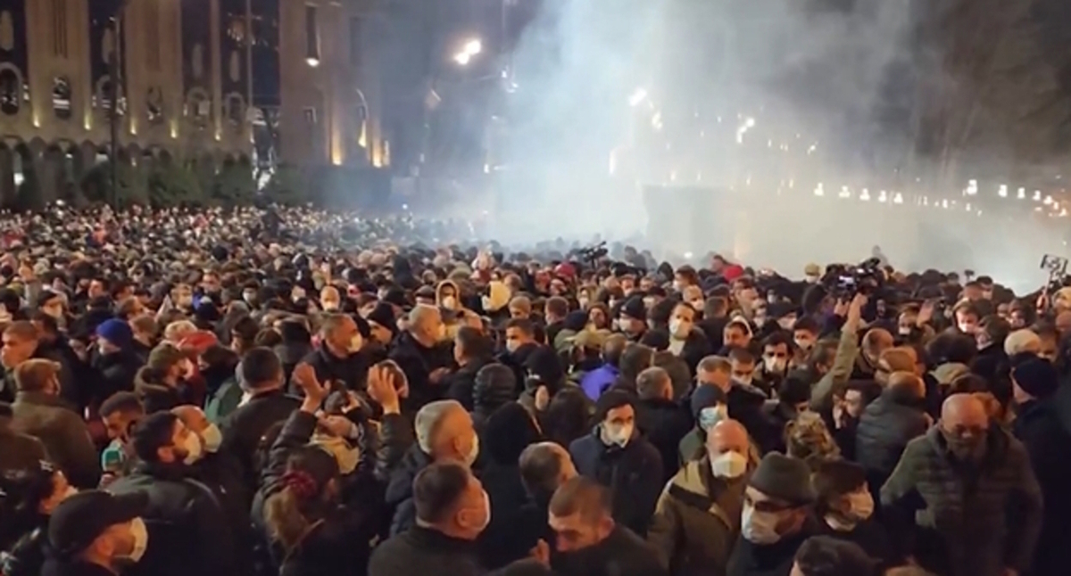Участники акции протеста в Тбилиси против закона об иноагентах. Кадр видео https://vk.com/video-212783184_456239456 Участники акции протеста в Тбилиси против закона об иноагентах. Кадр видео https://vk.com/video-212783184_456239456