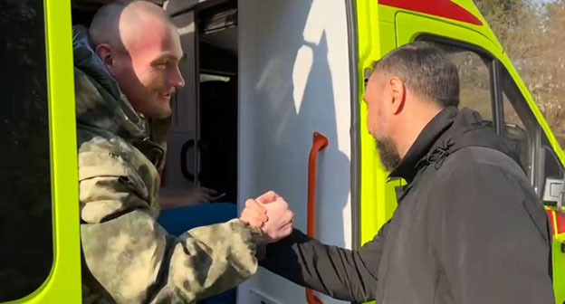 Депутат Госдумы от Чечни Шамсаил Саралиев (справа) жмет руку освобожденному военному. Скриншот видео https://t.me/saraliev/1024 Депутат Госдумы от Чечни Шамсаил Саралиев (справа) жмет руку освобожденному военному. Скриншот видео https://t.me/saraliev/1024