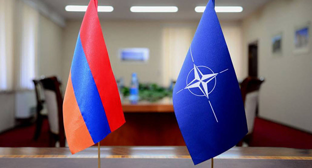 Флаги Армении и НАТО. Фото: https://a1plus.am Флаги Армении и НАТО. Фото: https://a1plus.am