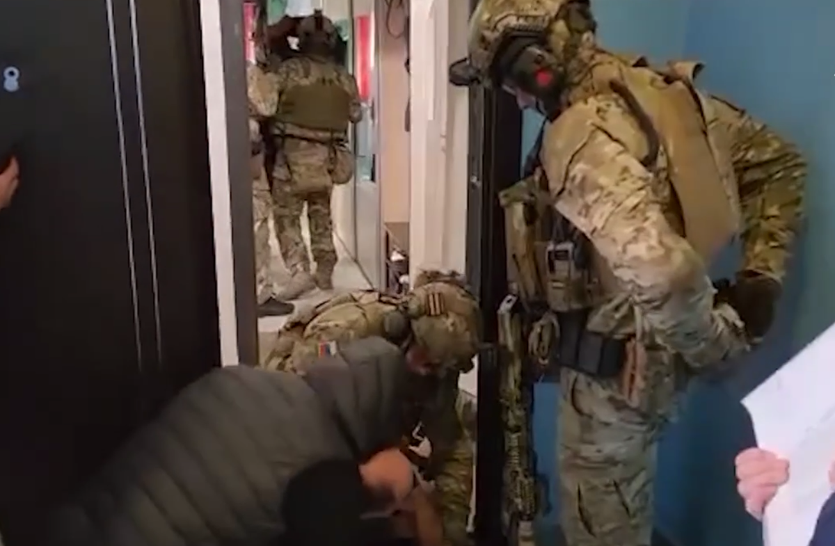 Силовики задерживают Тимура Идалова. Стоп-кадр видео управления СКР по Москве, https://t.me/skmoscowgsu/1803. Силовики задерживают Тимура Идалова. Стоп-кадр видео управления СКР по Москве, https://t.me/skmoscowgsu/1803.