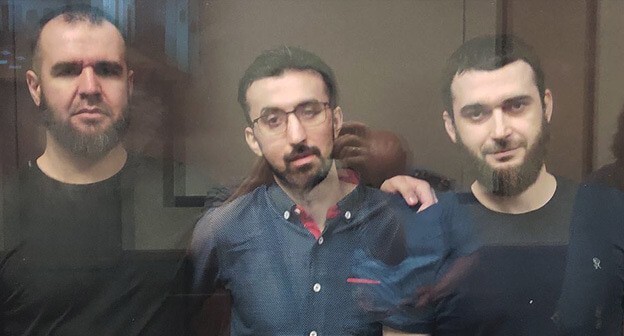 Абубакар Ризванов, Кемал Тамбиев и Абдулмумин Гаджиев (слева направо) в зале суда, 1 июля 2021 года. Фото Константина Волгина для "Кавказского узла" Абубакар Ризванов, Кемал Тамбиев и Абдулмумин Гаджиев (слева направо) в зале суда, 1 июля 2021 года. Фото Константина Волгина для "Кавказского узла"