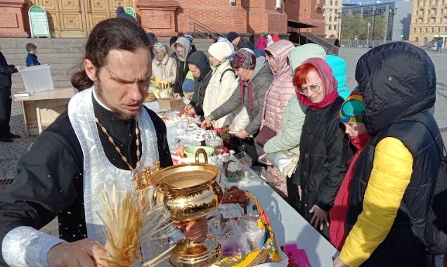 Освящение пасхальных куличей и яиц у кафедрального собора в Волгограде. Фото Вячеслава Ященко для "Кавказского узла". Освящение пасхальных куличей и яиц у кафедрального собора в Волгограде. Фото Вячеслава Ященко для "Кавказского узла".