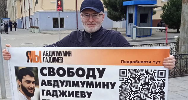 Магомед Магомедов в одиночном пикете. Фото корреспондента "Кавказского узла" Магомед Магомедов в одиночном пикете. Фото корреспондента "Кавказского узла"
