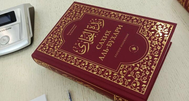 Издание "Сахих аль-Бухари". Фото: *https://www.tatar-inform.ru/ * издание признано экстремистским материалом и внесено в федеральный список запрещенных к распространению материалов. Издание "Сахих аль-Бухари". Фото: *https://www.tatar-inform.ru/ * издание признано экстремистским материалом и внесено в федеральный список запрещенных к распространению материалов.