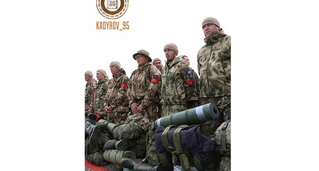 Добровольцы из Чечни перед отправкой в зону военной операции. Скриншот видео https://t.me/RKadyrov_95/3546 Добровольцы из Чечни перед отправкой в зону военной операции. Скриншот видео https://t.me/RKadyrov_95/3546