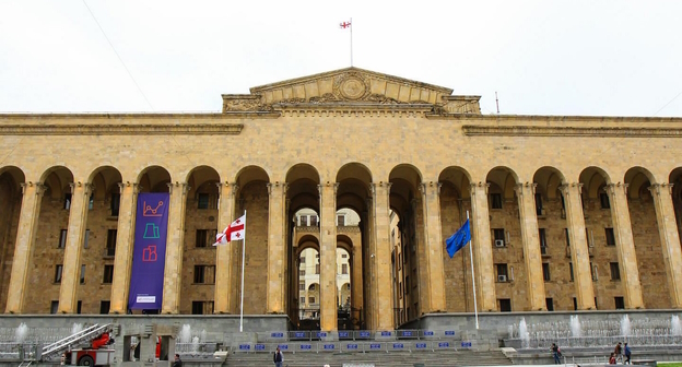 Парламент Грузии, фото: https://ru.wikipedia.org/wiki/%D0%9F%D0%B0%D1%80%D0%BB%D0%B0%D0%BC%D0%B5%D0%BD%D1%82_%D0%93%D1%80%D1%83%D0%B7%D0%B8%D0%B8 Парламент Грузии, фото: https://ru.wikipedia.org/wiki/%D0%9F%D0%B0%D1%80%D0%BB%D0%B0%D0%BC%D0%B5%D0%BD%D1%82_%D0%93%D1%80%D1%83%D0%B7%D0%B8%D0%B8