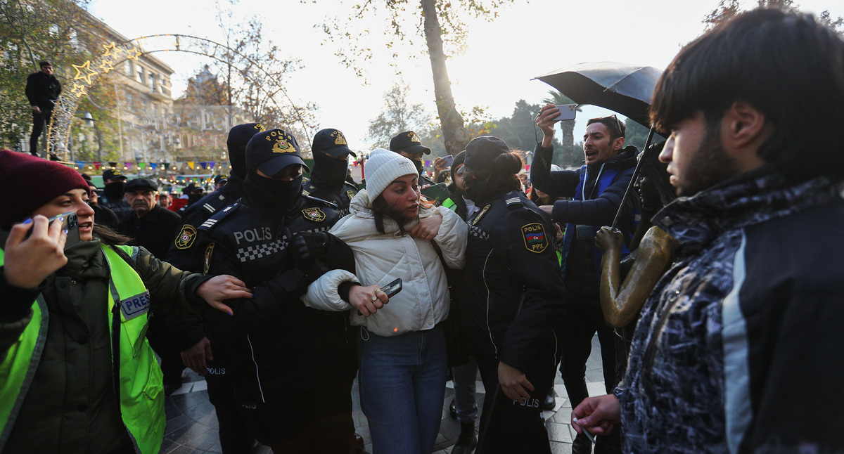 Задержание активистов на улицах Баку. Фото Азиза Каримова для "Кавказского узла" Задержание активистов на улицах Баку. Фото Азиза Каримова для "Кавказского узла"