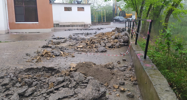 Последствия оползня во дворе дома в Сочи, фото: К Романова для "Кавказского узла" Последствия оползня во дворе дома в Сочи, фото: К Романова для "Кавказского узла"