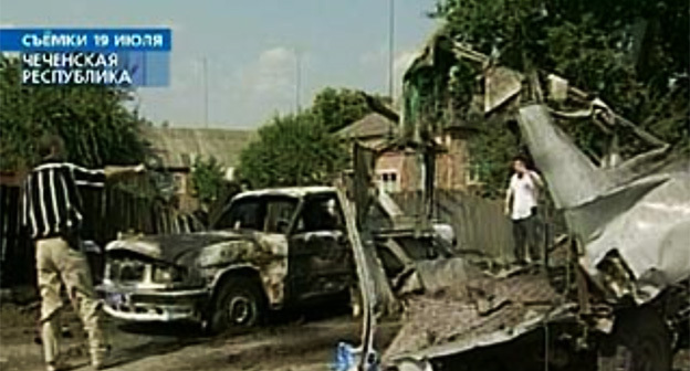 На месте теракта в селе Знаменском. 19 июля 2005 г. Скриншот видео https://www.1tv.ru/ На месте теракта в селе Знаменском. 19 июля 2005 г. Скриншот видео https://www.1tv.ru/