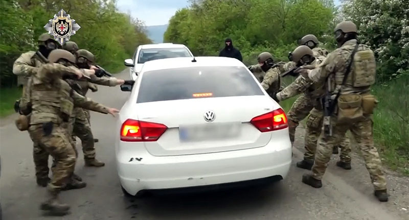 Момент задержания Малхаза Паксашвили. Стоп-кадр из видео https://1tv.ge/news/sus-ma-islamuri-sakhelmwifos-ert-erti-dajgufebis-metauri-malkhaz-paqsashvili-daakava/ Момент задержания Малхаза Паксашвили. Стоп-кадр из видео https://1tv.ge/news/sus-ma-islamuri-sakhelmwifos-ert-erti-dajgufebis-metauri-malkhaz-paqsashvili-daakava/